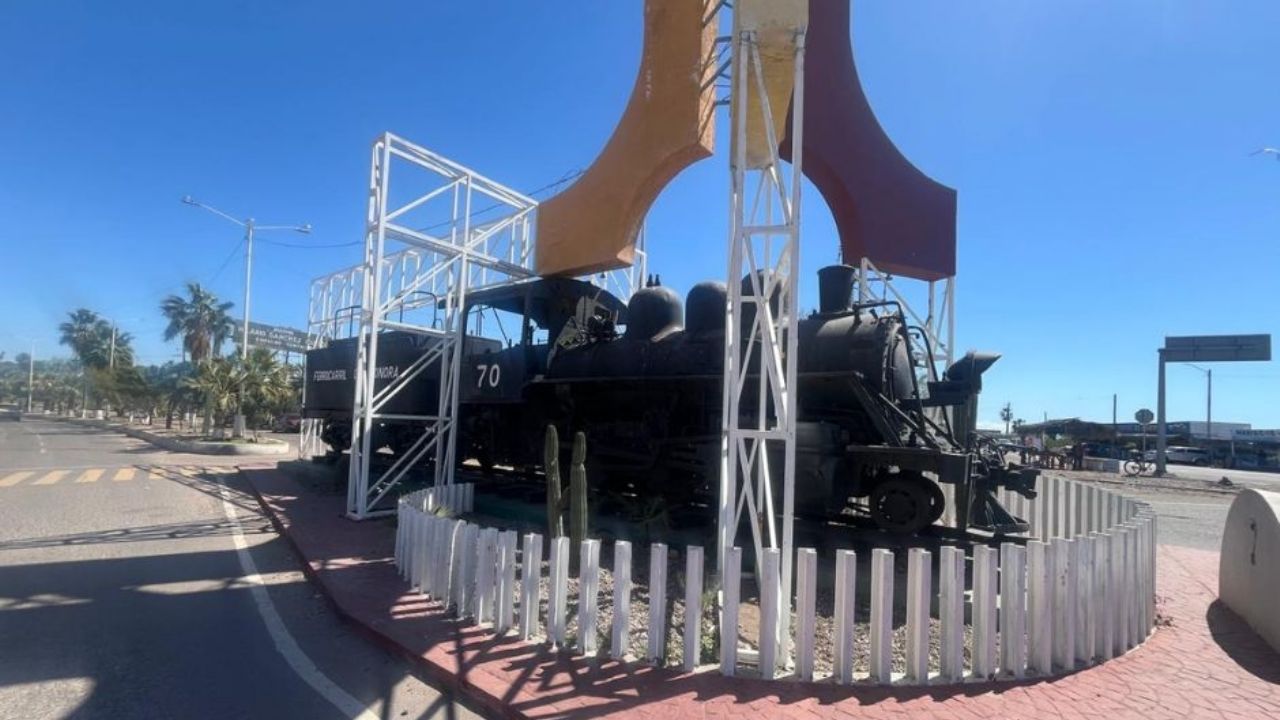 Locomotora número 70 en Empalme, un emblema que está siendo vandalizado y destruido