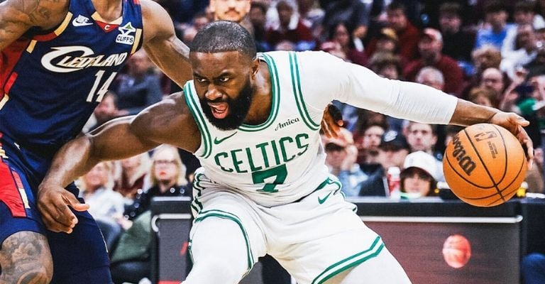 Brown trata de avanzar ante la presión defensiva