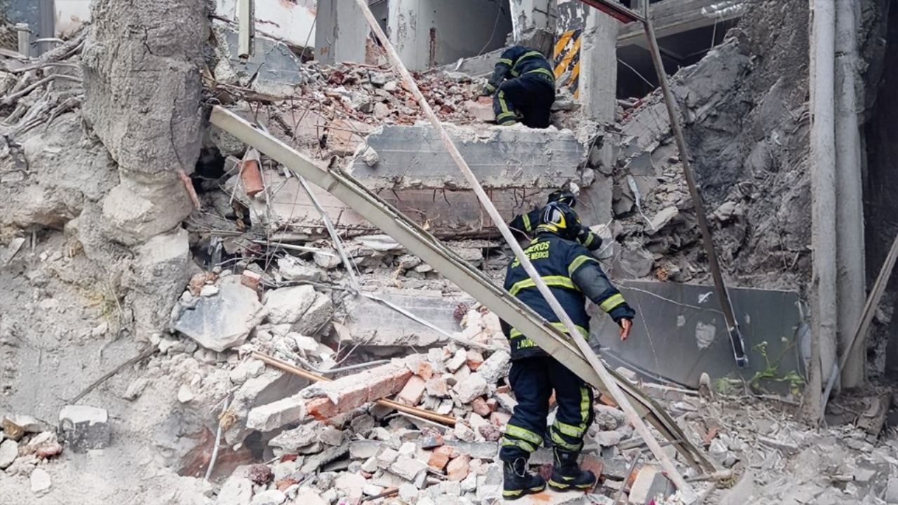 VIDEO: Se desploma edificio en alcaldía Cuauhtémoc de CDMX; hay varias personas atrapadas