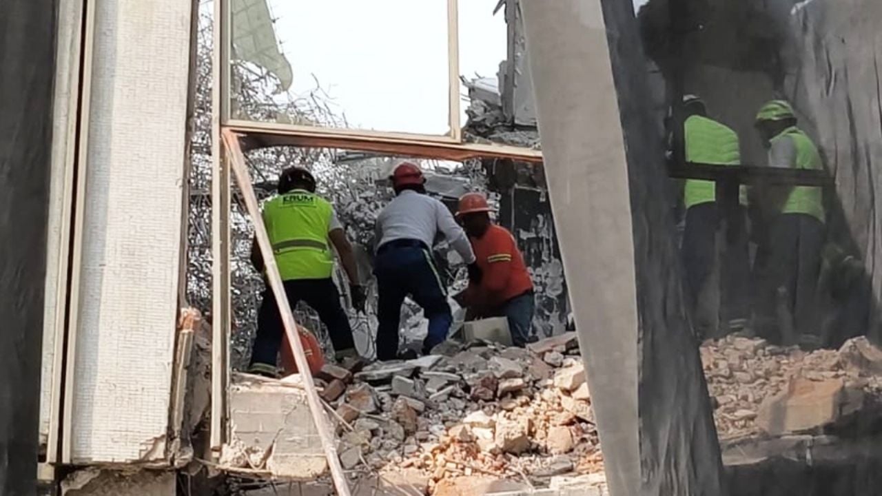 Localizan sin vida a joven trabajador tras derrumbe de edificio en CDMX; buscan a otros dos