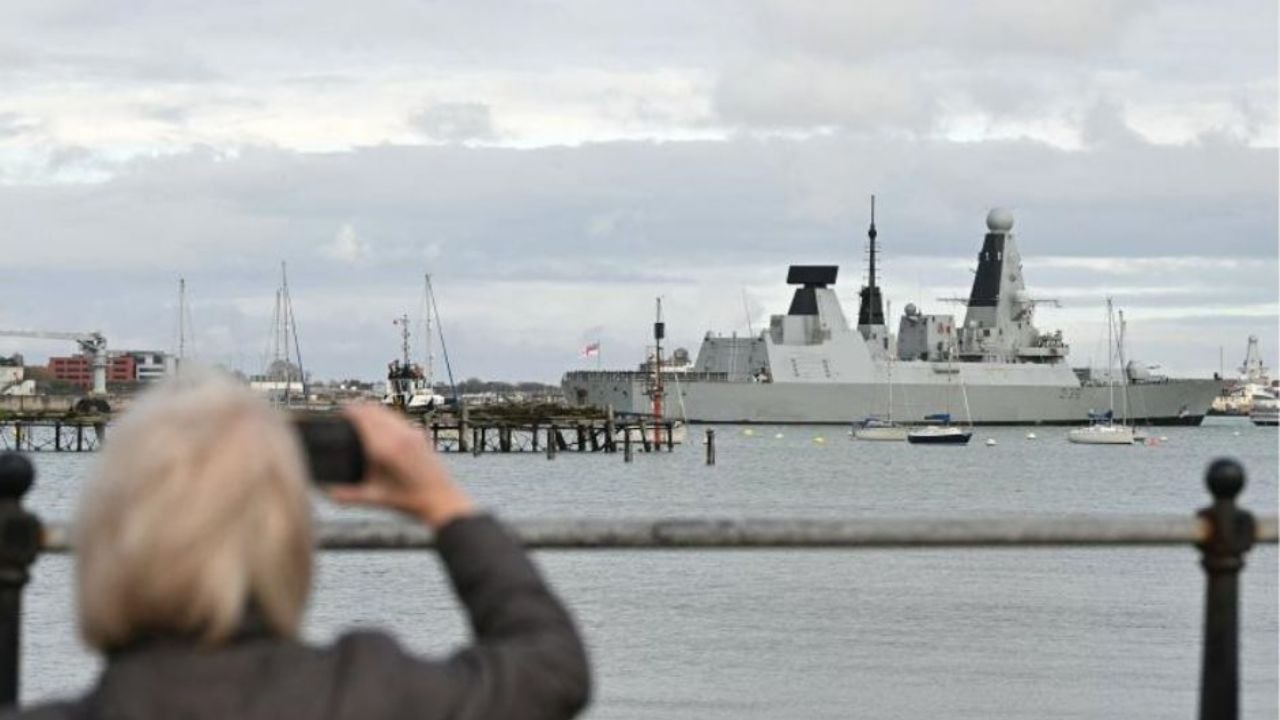 La Marina de Estados Unidos escolta al primer petrolero que cruza el estrecho de Ormuz