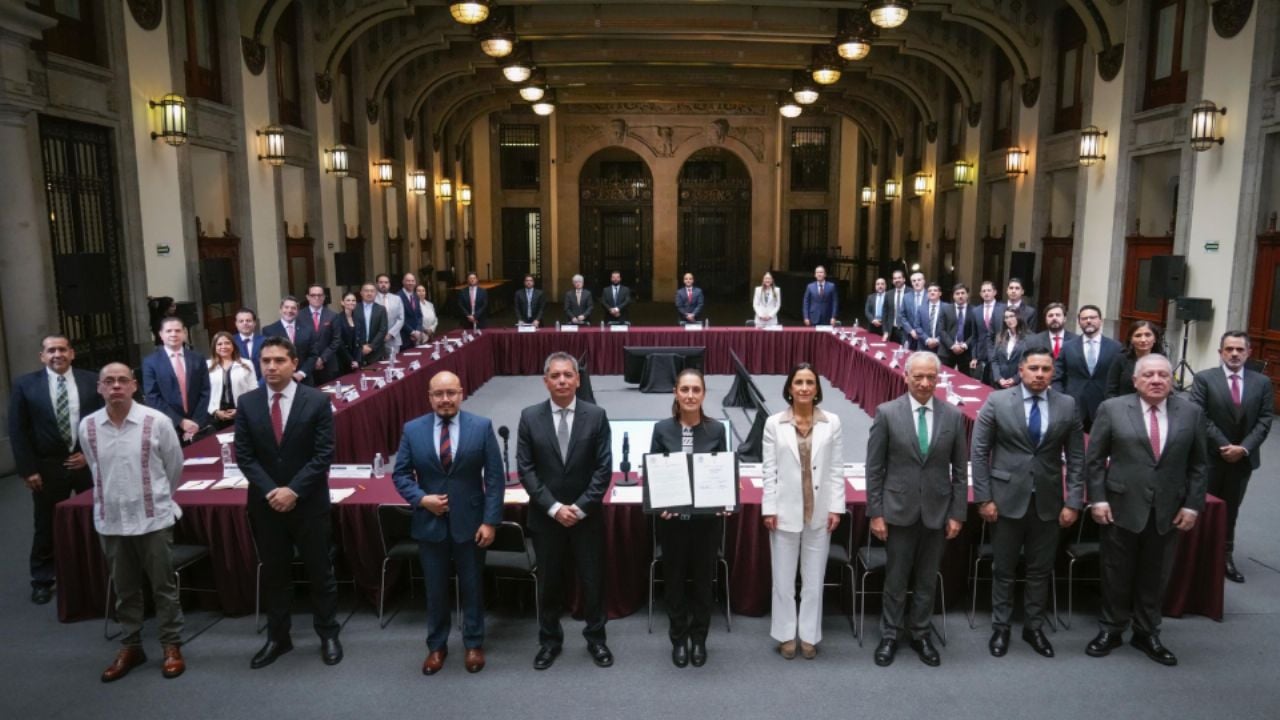 Claudia Sheinbaum acuerda con gasolineros mantener la gasolina Magna en $24 pese al alza del petróleo