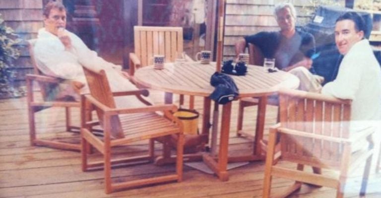 Andrew Mountbatten Windsor aparece en nueva foto con Jeffrey Epstein y político británico