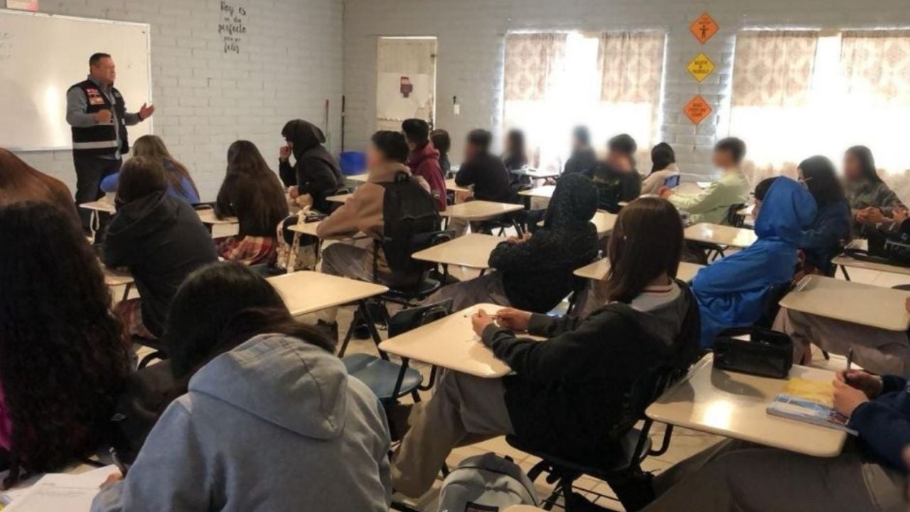 La SSPC de Sonora recorre las escuelas para prevenir violencia en el noviazgo entre jóvenes del municipio de Naco