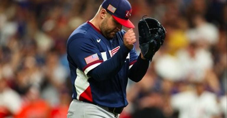 Bednar festeja después de retirar el tercio