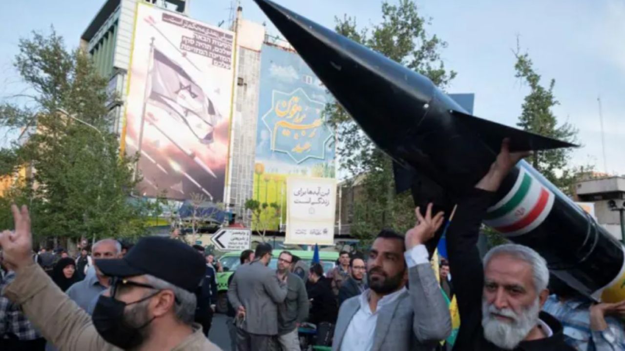 Israel reporta la muerte de dos mandos iraníes en Teherán; Irán rinde honores al almirante Shamjani