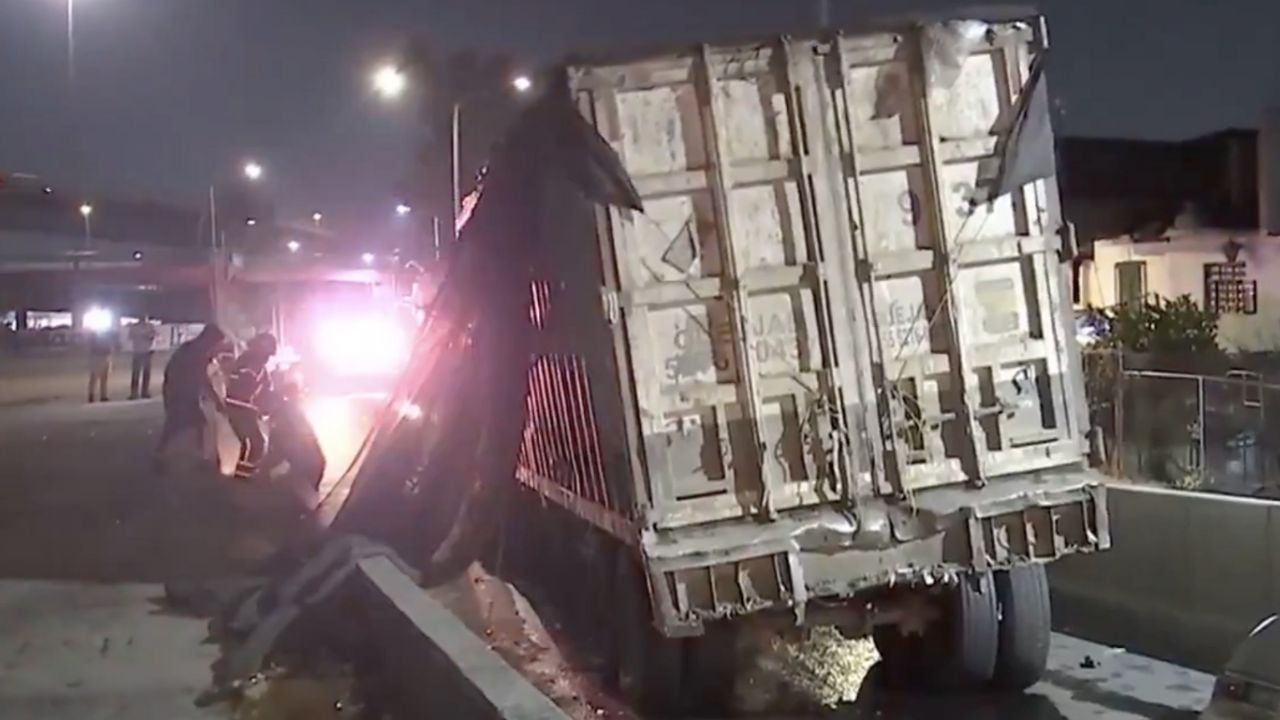 CDMX: Chofer escapa de ASALTO en la Venustiano Carranza y atropella a presuntos ladrones