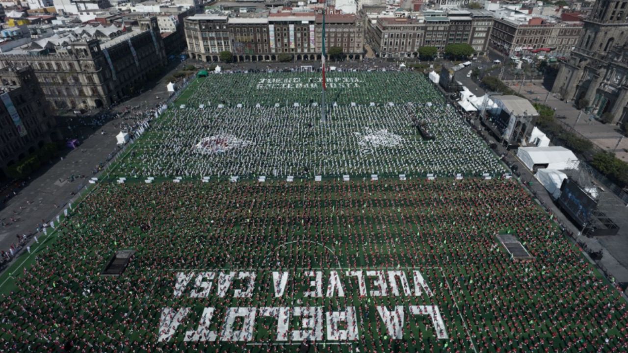 Histórica clase de futbol en el Zócalo de la CDMX reúne a 9 mil 500 personas y logra Récord Guinness
