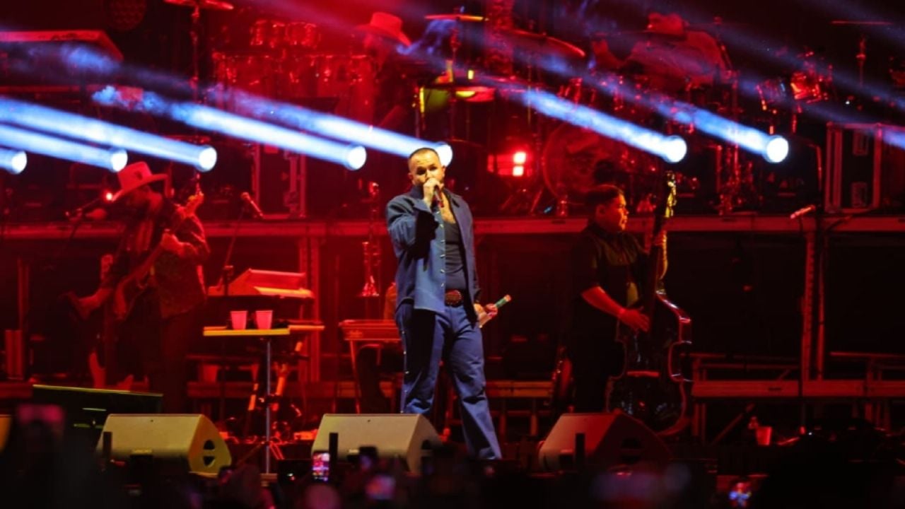 Carín León hace homenaje a los grandes y la nostalgia en La Cura Fest desde Hermosillo