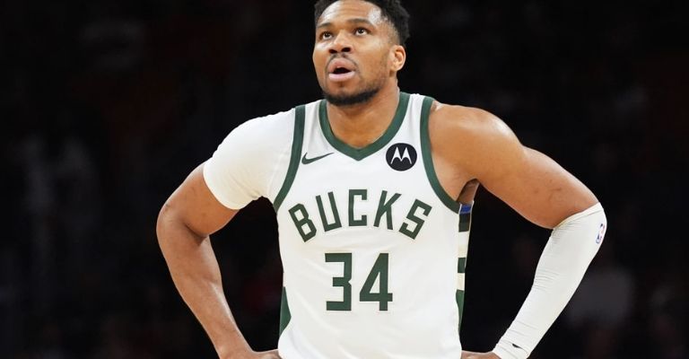Giannis también está batallando con las lesiones 