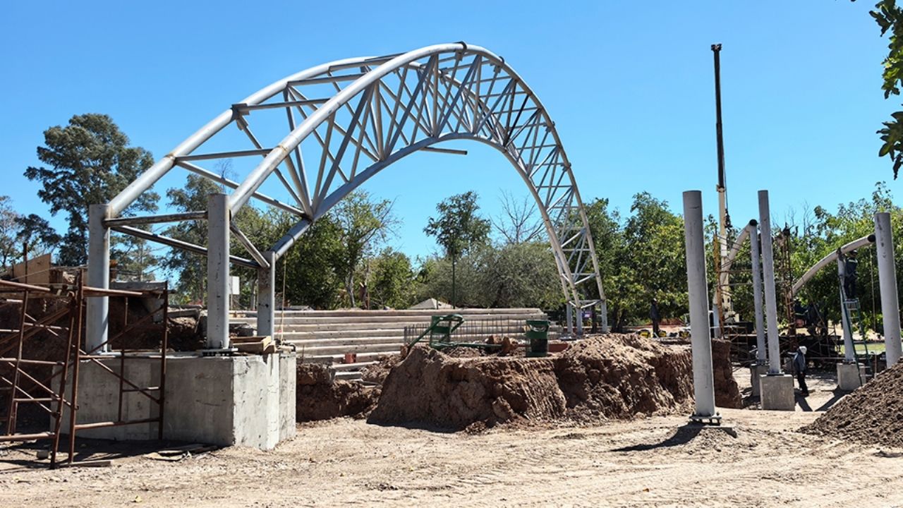 Ciudad Obregón: Instalan infraestructura del gran domo del auditorio al aire libre en la Laguna del Náinari