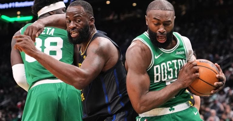 Brown se queda con un rebote ante los Warriors