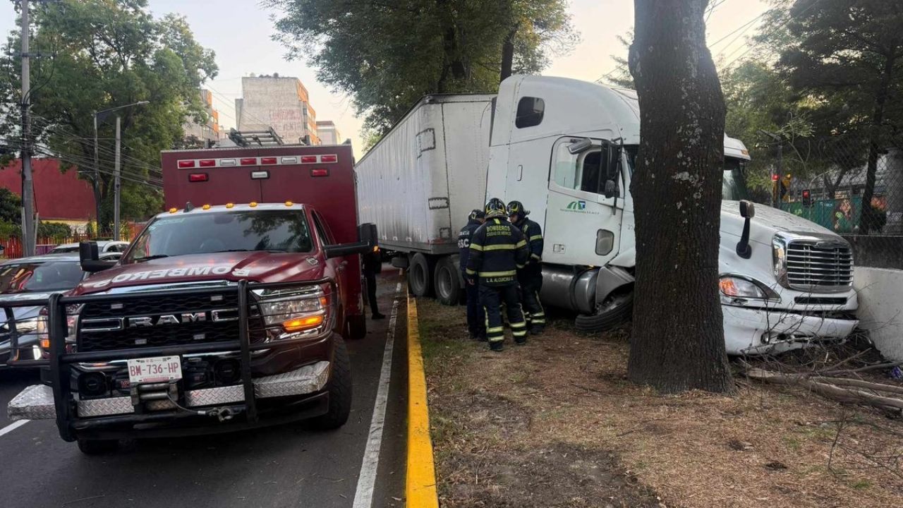 ¿Qué ocurre en el Tren Ligero HOY? Tráiler choca contra muro sobre Calzada de Tlalpan
