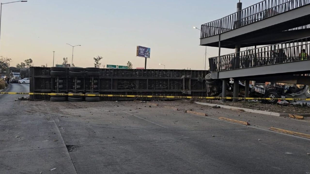 ¿Qué pasa en Mi Macro Periférico? Tráiler con 20 toneladas de basura choca contra estación