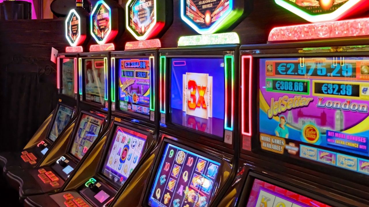 Más allá de las tragamonedas: juegos de casino que casi nadie prueba