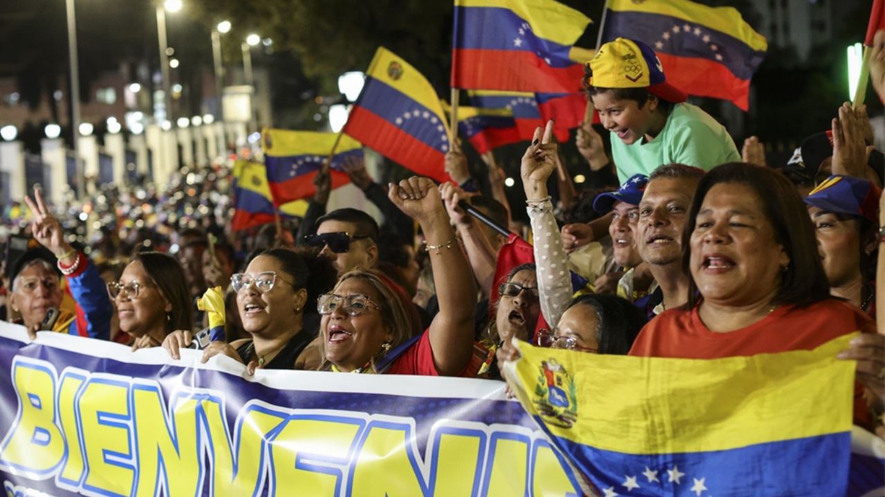 Aficionados paralizan Venezuela y festejan a lo grande el título del Clásico Mundial de Beisbol