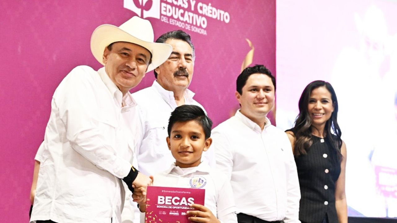 Durazo entrega más de cuatro mil becas en Cajeme y motiva a estudiantes a seguir luchando por sus sueños