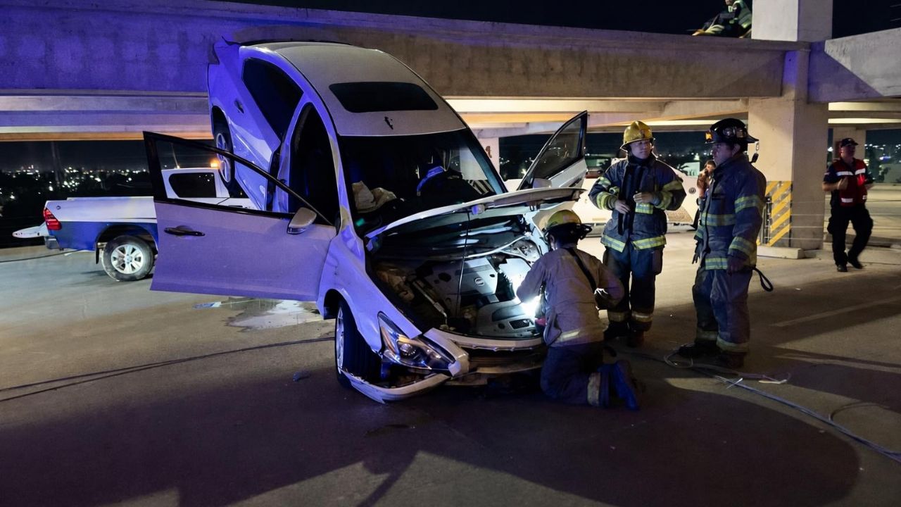 Automóvil particular cae en estacionamiento de la Unison; no hay reporte de víctimas graves