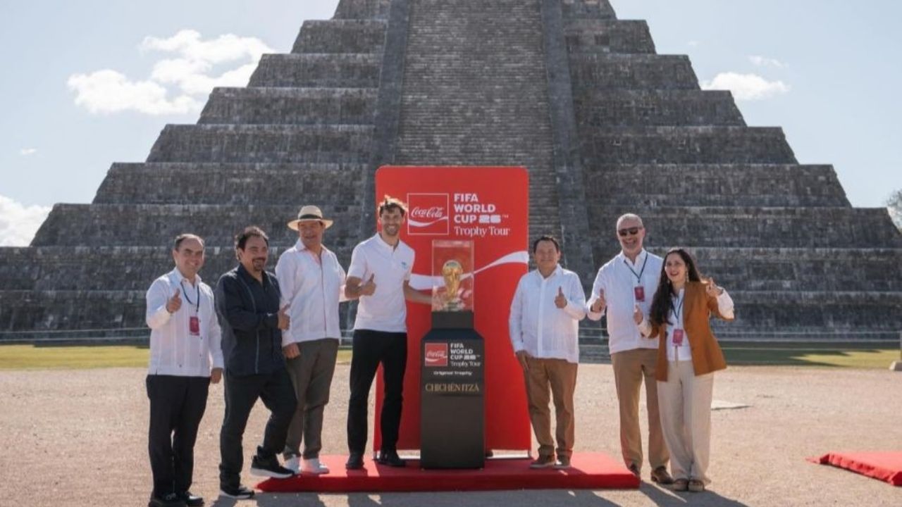 Chichén Itzá recibe el trofeo de la Copa FIFA 2026; CNTE se manifiesta contra el Mundial