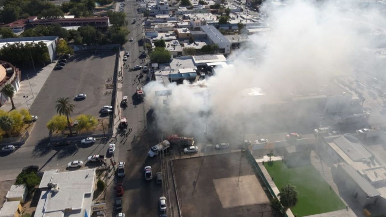 Bomberos investigan explosión tras incendio de comercio en el centro de Hermosillo