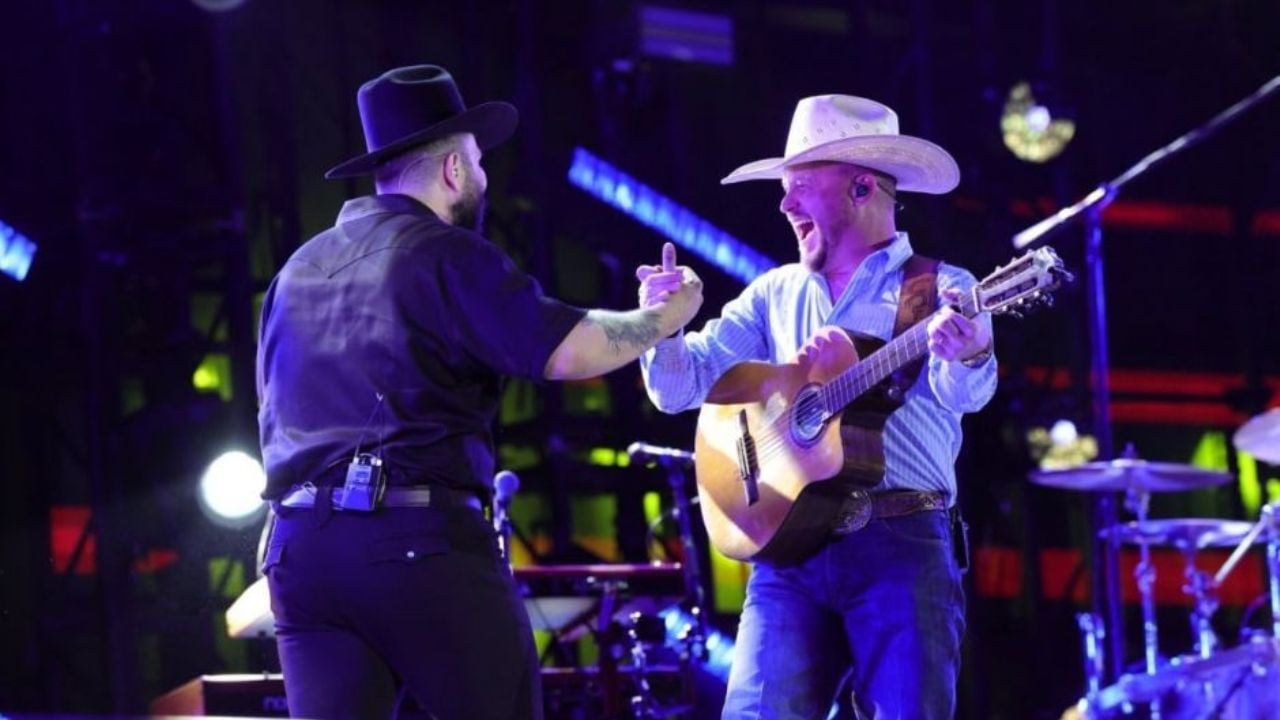 La química explota: Carín León y Cody Johnson en el NRG Stadium con ‘She Hurts Like Tequila’