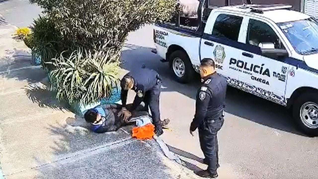 VIDEO: Suspenden a policía captado durante agresión a joven jardinero en Coyoacán, CDMX
