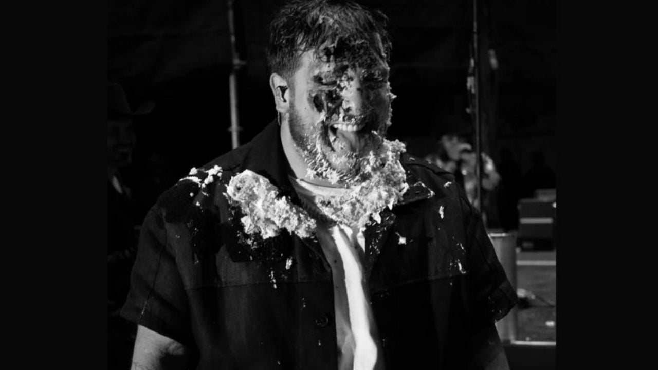 VIDEO: ‘Payo’ de Grupo Frontera termina con la cara llena de pastel en concierto histórico