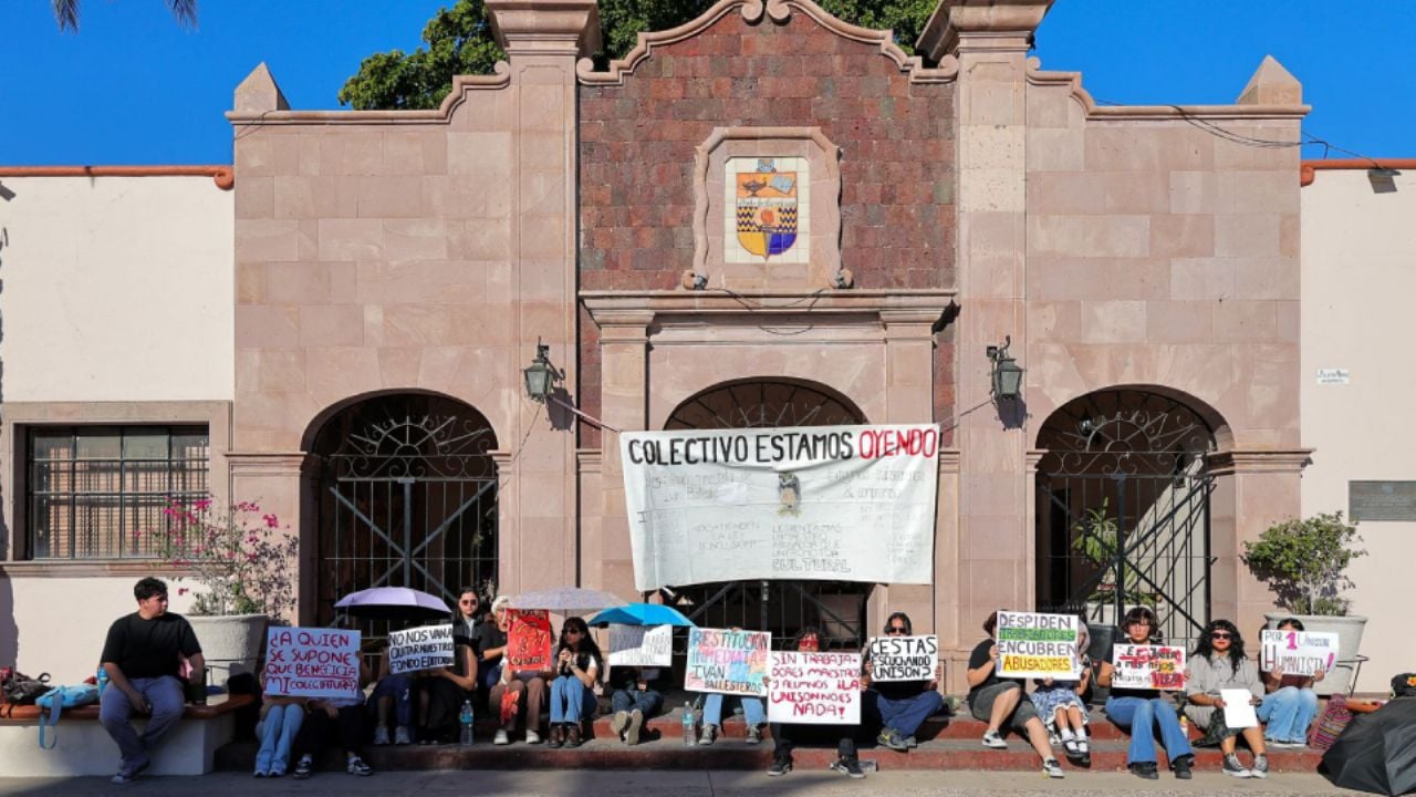 Protesta en la Unison de Hermosillo: Estudiantes exigen que Iván Ballesteros regrese al Fondo Editorial