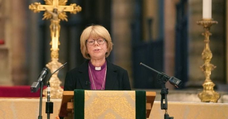 Sarah Mullally hace historia como primera mujer arzobispa