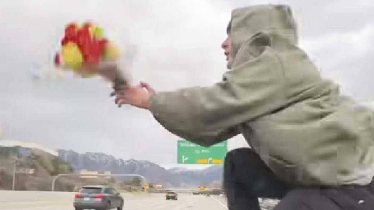 VIRAL: Joven es arrestado en EU por grabar propuesta de matrimonio sobre auto en movimiento