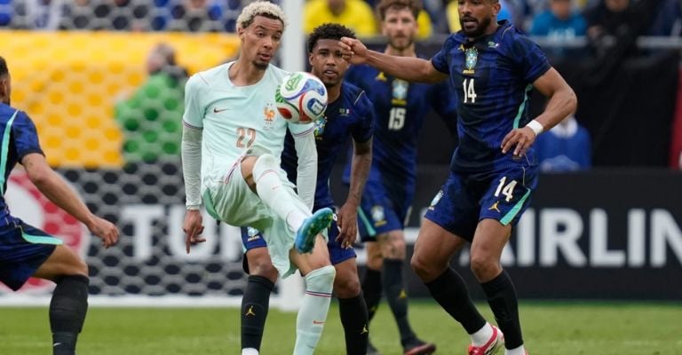 Ekitike controla el balón ante los brasileños