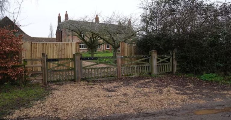 Expríncipe Andrés es captado con mujer misteriosa en medio del drama por Epstein en su nuevo hogar