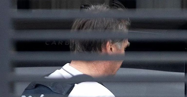 Jair Bolsonaro sale del hospital y cumple arresto domiciliario