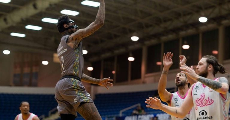 Greg Whittington reapareció con Obregón