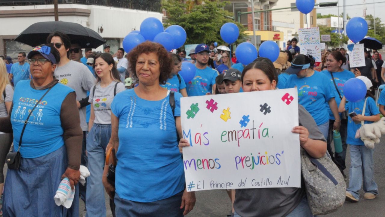 Marchan en silencio por el autismo en Hermosillo: familias alzan la voz por la inclusión con empatía y respeto