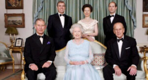 Príncipe Felipe con la Reina Isabel II y sus 4 hijos