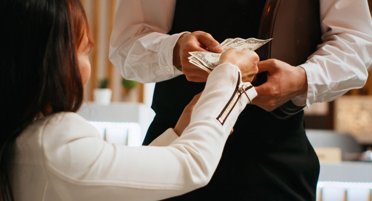 ¿Te cobran propina? Profeco anuncia que los negocios podrían pagar multa de hasta 3 millones de pesos