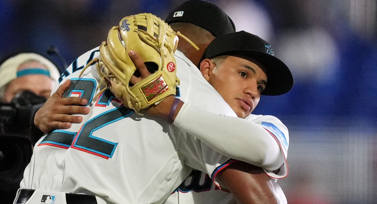 El tercera base, Javier Sanoka felicita a su lanzador