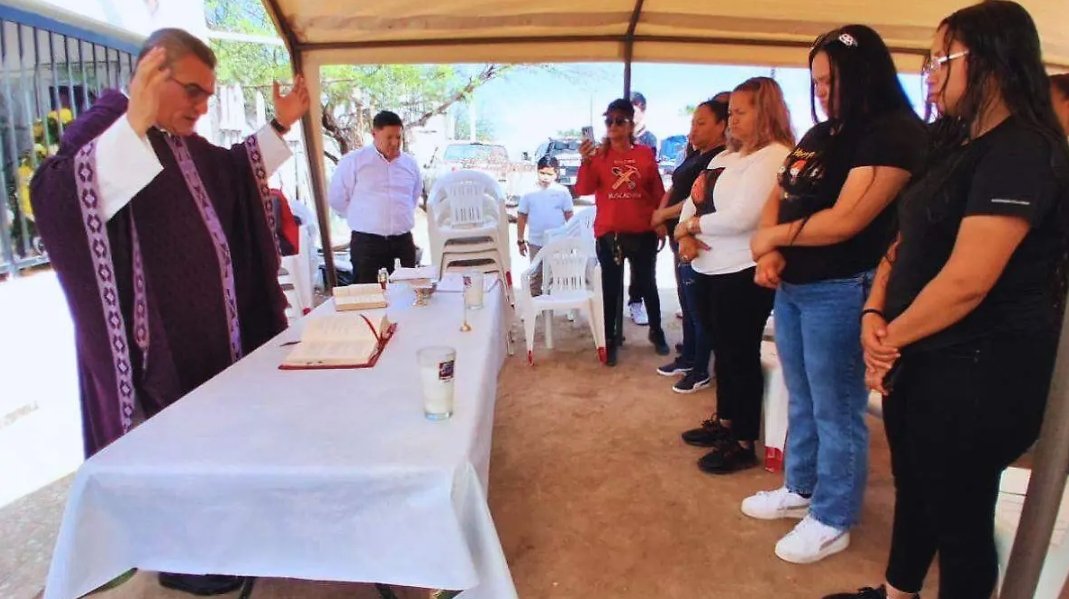 El padre Martín Gerardo Hernández durante la misa