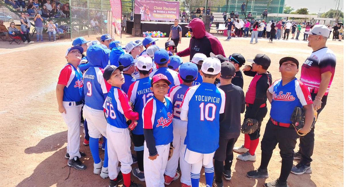César Peña da instrucciones a los pequeños peloteritos