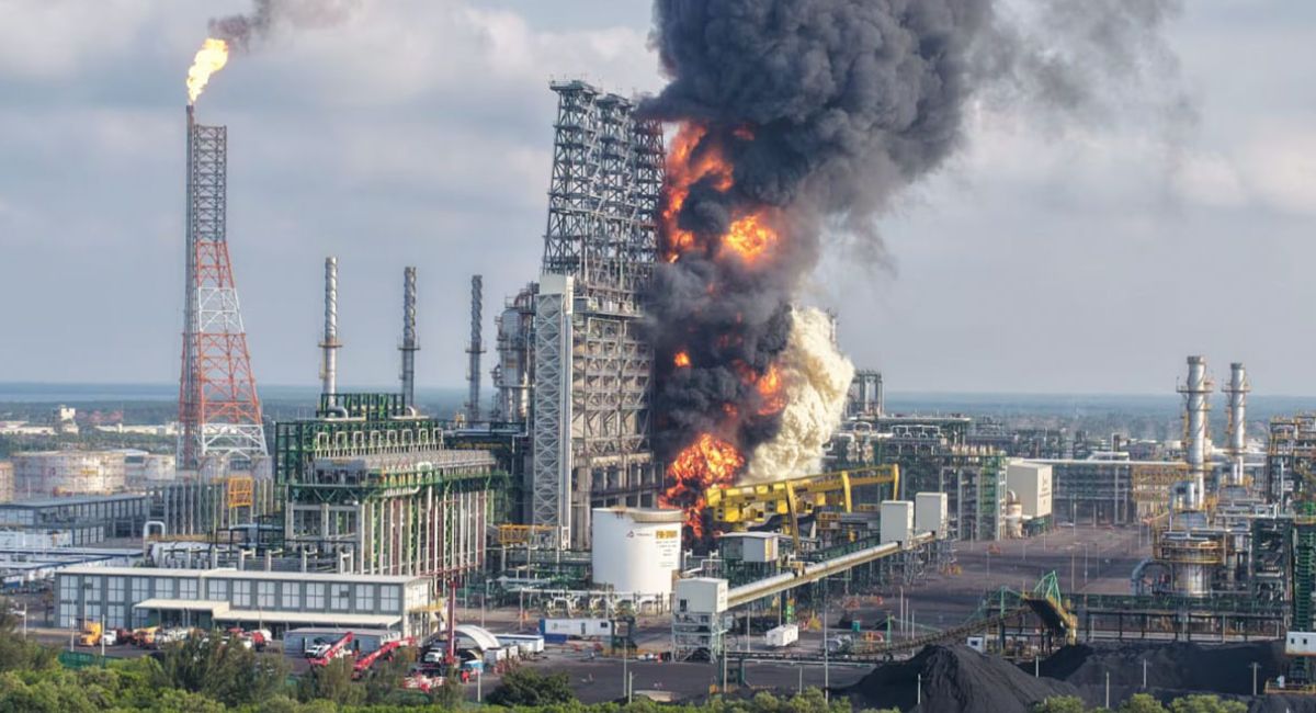 Claudia Sheinbaum descarta daños tras el incendio de la refinería de Dos Bocas