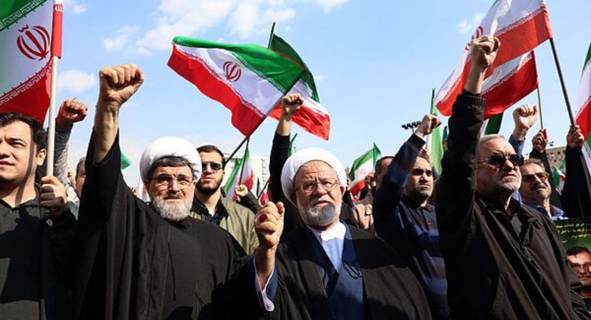 "Con un poco más de tiempo podemos abrir el Estrecho de Ormuz": Trump afirma que tomará el petróleo