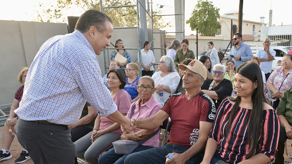 El alcalde platicó con los vecinos de la colonia Mártires de Cananea