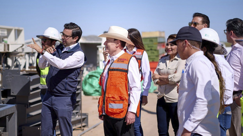 El gobernador Alfonso Durazo durante la supervisión de la obra en Caborca