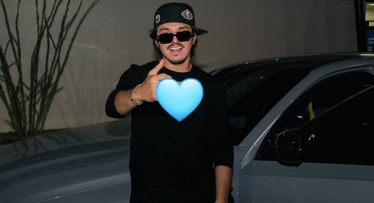 Gabito Ballesteros y su peculiar saludo a la prensa