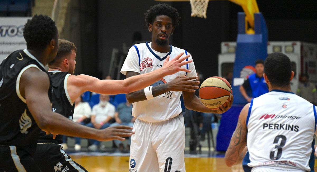 Davonte Gaines busca a quien pasar el balón