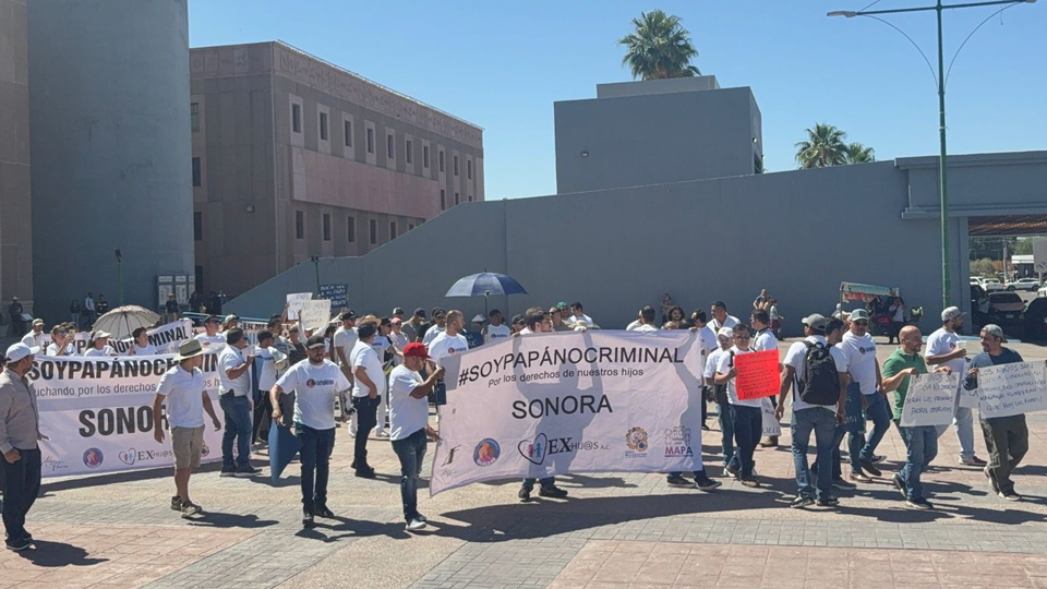 Integrantes de Soy Papá No Criminal se manifestaron en Palacio de Gobierno
