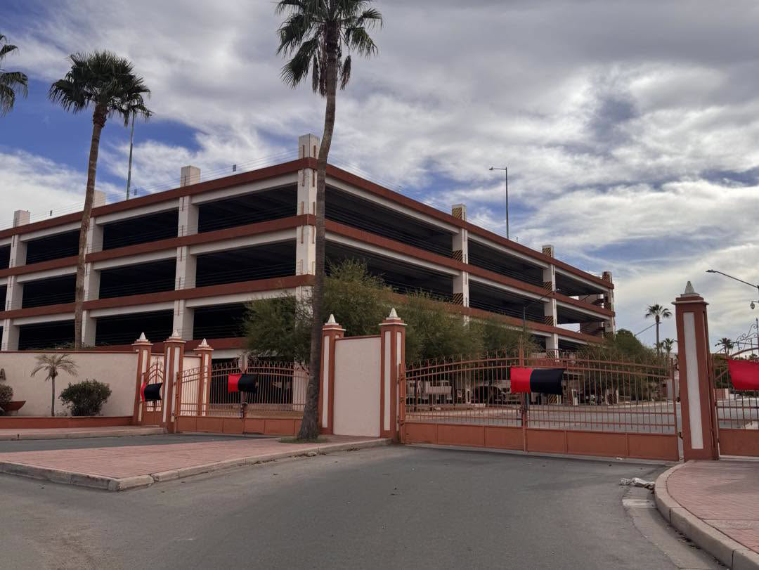 Las banderas rojinegras permanecen en las puertas de la Unison