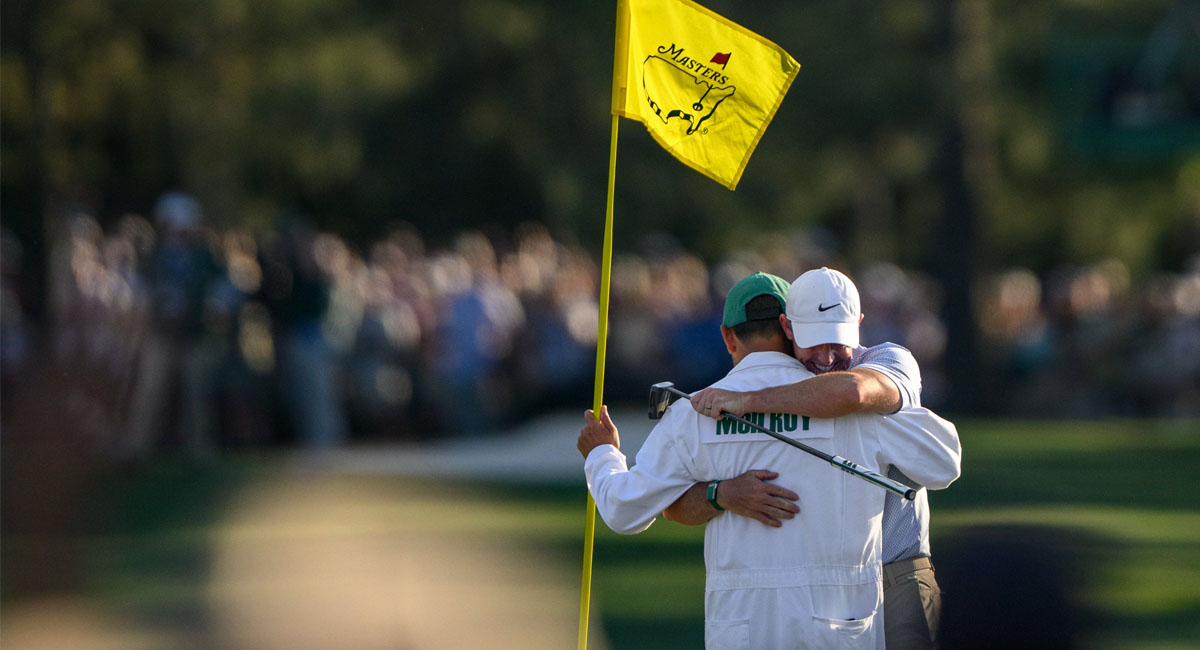 Rory celebra con su caddie después de ganar el Masters