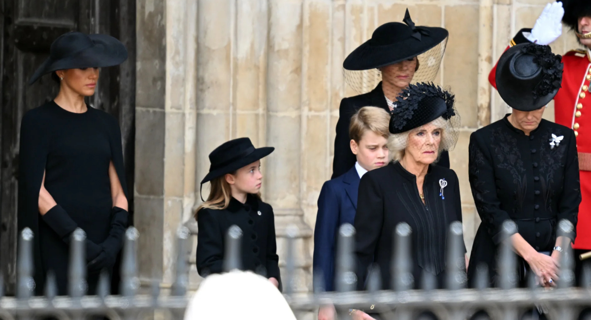 Meghan Markle en el funeral de la Reina Isabel II con la familia real